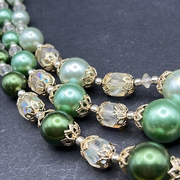 Vintage Japan triple strand green beaded necklace - Picture 4 of 5